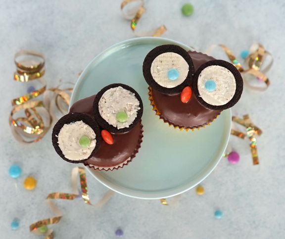Die süssen Eulen-Muffins sehen aus wie Baby-Eulen, die aus dem Nestchen schauen. Mit Hilfe von halbierten Oreo-Keksen entstehen diese grossen Augen.